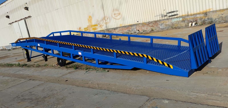 移動(dòng)式液壓登車(chē)橋